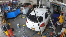 80-plusser rijdt SOL-shop aan Tourtonnelaan binnen