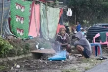 Duizenden wachten op hulp na dodelijke aardbeving in Indonesië; reddingswerk gaande