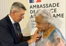 Hoogste Franse onderscheiding voor Cynthia Mc Leod