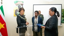President Simons onderscheidt Surinaamse academicus Van Els in Brazilië