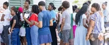 Overheid en bedrijfsleven steunen vakantiejobbers met waardebonnen