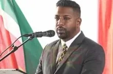 Monorath bezoekt post Uitvlugt na inbeslagname 525 kilo drugs; veiligheid opgevoerd