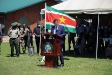 De Surinaamse president Chan Santokhi bezoekt het Nationaal Leger in de Memre Buku Kazerne. Beeld ANP