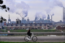 Op de achtergrond het complex van Tata Steel in IJmuiden. Lang was onder economen de consensus dat de prijs op de emissiemarkt te laag was om CO2-emissies echt omlaag te brengen. Foto Peter Hilz/ANP