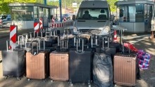 Douanemedewerkers verrast: vrouw keert terug van vakantie met 55 koffers