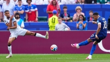 Mbappé schiet Frankrijk langs Irak na lange onweersonderbreking