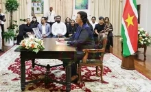 Kabinet en diplomaten en anderen tekenen condoleanceregister op Paleis