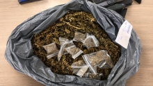 Bijna 3 kilo vermoedelijke drugs onderschept bij inval in Paramaribo