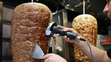 Britse kebabfabriek krijgt boete van 581.000 euro voor grootschalige lamsvleesfraude
