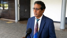 Sharman: regering doet qua buitenlandse dienstreizen niet onder voor voorganger