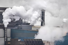 De hoogovens van Tata Steel gezien vanuit Wijk aan Zee. © ANP