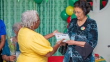 President Simons ontvangt “Dya Dya Sranan Uma”-award