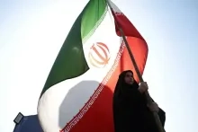 VS valt Iran aan, Iran sluit Straat van Hormuz