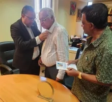 Carlo Jadnanansing krijgt SuRo-speld voor uitzonderlijke bijdragen