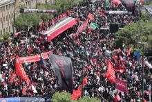 Iran begraaft vermoorde leider Khamenei te midden van massale rouw en onzekerheid 