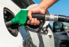 Brandstofprijzen voorlopig bevroren; regering volgt impact Midden-Oosten nauwlettend