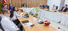 President Chan Santokhi heeft een commissie ingesteld om de efficiëntie in de luchtvaart te verbeteren. Suriname scoort laag in de regio op luchtvaartgebied. (Foto: Kabinet van de President)