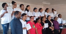 Cursisten van de training brood en banket met hun certificaten. Berharddorp is nu in staat zelf brood en banket te maken en te verkopen. (Foto: CDS)