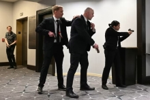Breaking: Trump geëvacueerd na schoten tijdens White House Correspondents’ Dinner