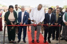 Suriname en India versterken samenwerking met overdracht fruitverwerkingsinstallatie