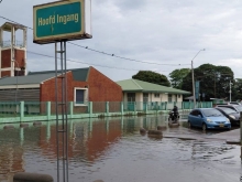 AZP niet bereikbaar via hoofdingang door wateroverlast