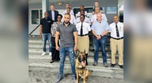 Nederland draagt eerste drugsspeurhond over aan Douane Suriname