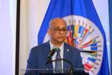 Moet Albert Ramdin de eer aan zichzelf houden en principieel aftreden als OAS-secretaris-generaal?