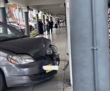 Auto rijdt Hermitage Mall binnen en botst tegen unit