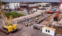 Een zicht op de Guyana Shore Base vanaf een van de bevoorradingsschepen die materialen naar de offshore boorlocatie stuurt. (Foto: Natalie Keyssar voor Bloomberg Markets)