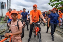 President Santokhi maakt zich op voor een fietstocht door de stad samen met zijn aanhangers van de VHP, als onderdeel van de verkiezingscampagne, 18 mei 2025.Bron Guus Dubbelman / de Volkskrant JasperDaams Dit artikel is geschreven door Jasper Daams President Santokhi maakt zich op voor een fietstocht door de stad samen met zijn aanhangers van de VHP, als onderdeel van de verkiezingscampagne, 18 mei 2025.Bron Guus Dubbelman / de Volkskrant JasperDaams Dit artikel is geschreven door Jasper Daams