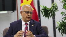 Embedded thumbnail for REACTIE MINISTER ALBERT RAMDIN OP KRITIEKEN DIENSTREIZEN OVERHEID