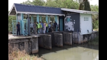 Embedded thumbnail for BEWONERS PARAMARIBO NOORD KIJKEN UIT NAAR OPLEVERING SLUIZEN