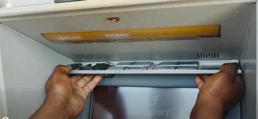 Pinautomaat gemanipuleerd, verborgen camera en kaartlezer onderschepten pincodes