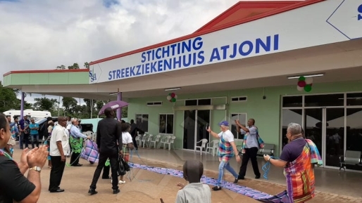 Onthulling van het naambord van het Streekziekenhuis Atjoni. Foto: Suriname Herald