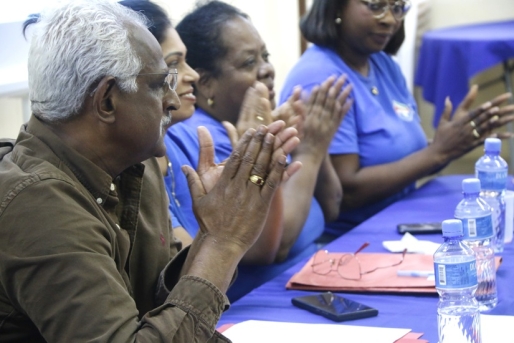 PRO-voorzitter Gerold Sewcharan (l) en medehoofdbestuursleden Sharmila Chandi, Audrey Christiaan en Fabiëne Alfaisi applaudiseren na goedkeuring van de samenwerking met A20 en DOE