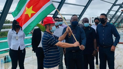 Bij het bereiken van dit hoogtepunt zijn de Surinaamse vlag en een bloemstuk aan het bouwwerk vastgemaakt. Foto: DNA