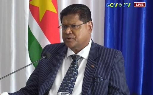 President Chan Santokhi op de persconferentie te Zorg en Hoop, vlak na terugkeer uit Guyana (beeld: govtv) President Chan Santokhi op de persconferentie te Zorg en Hoop, vlak na terugkeer uit Guyana (beeld: govtv)