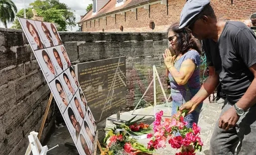 Herdenking 8 december: Bloemenhulde bij Fort Zeelandia voor 15 slachtoffers 1982