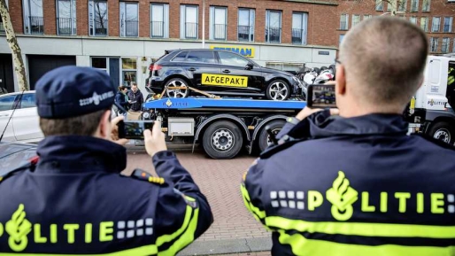 Bij de actie in Den Haag tegen criminele spookwoningen zijn ook voertuigen in beslag genomen.Ⓒ ANP