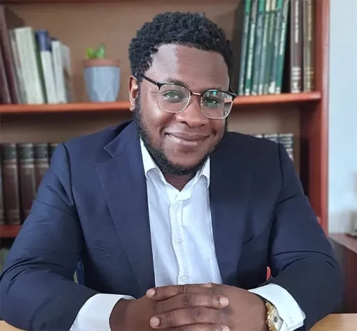 Aristo Kelly officieel belast met waarneming directeurschap Volkshuisvesting