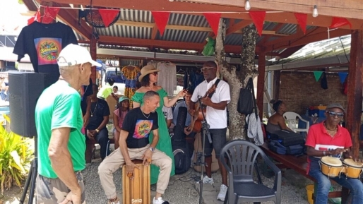 Trijntje Oosterhuis voelt zich thuis in Suriname: “Hier ontstond mijn liefde voor het land”