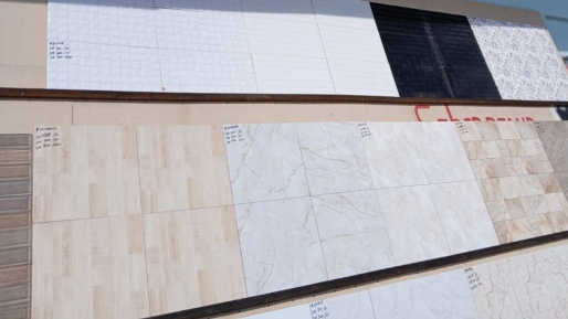 Man aangehouden voor diefstal van zes pakken tegels in Moengo