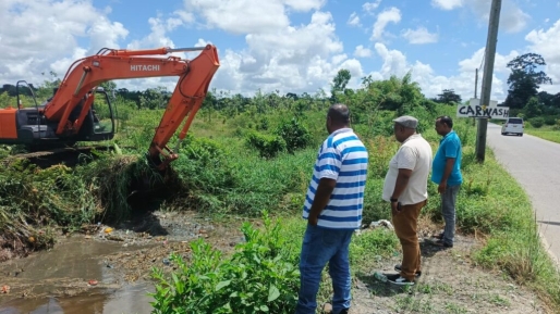 Grofvuil belemmert waterafvoer in Lelydorp