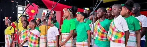 Schoolkoren kleuren CCS tijdens Srefidensi-viering