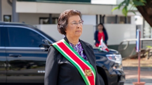 Simons legt verval overheid bloot: reserves stijgen naar bijna US$ 2 miljard