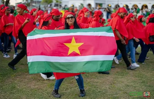 Herbeleven 50 jaar onafhankelijkheid met historische vlagchoreografie