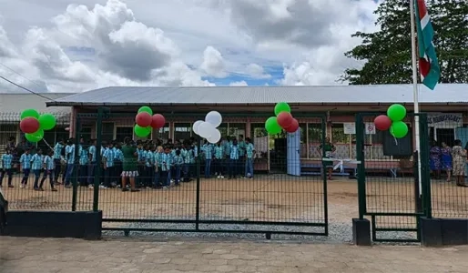 O.S. Reebergproject neemt nieuw zorgcoördinatielokaal en schoolomheining in gebruik