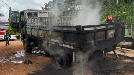 Truck met dieseltank vat vlam aan Sir Winston Churchillweg