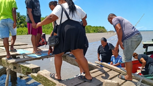 Loopbrug Leonsberg zwaar vervallen, bootsmannen vrezen voor veiligheid passagiers