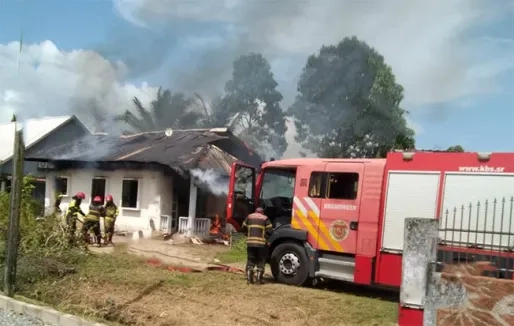 Woning afgebrand aan Sastrodisomoweg